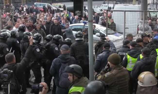 Полиция поднята по тревоге: Киев захлестнули протесты, начались столкновения, дороги перекрыты