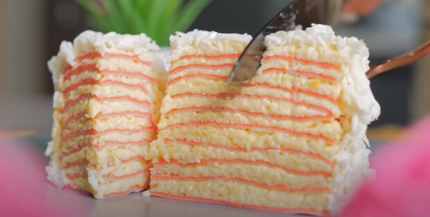 Торт із крабових паличок: скрін з відео