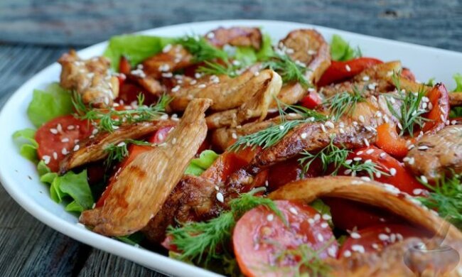 Теперь он станет вашим любимым: рецепт теплого салата с курицей, помидорами и сладким перцем