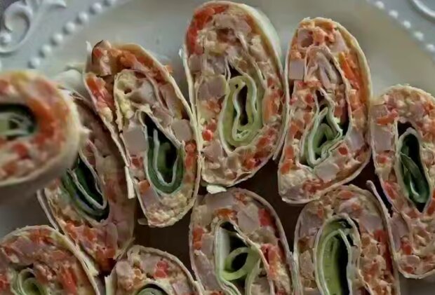 Рулет с курицей и корейской морковкой, кадр из видео