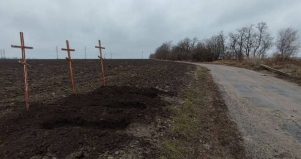 Хватит на всех: украинцы выкопали могилы для российских военных и приготовили кресты. Фото