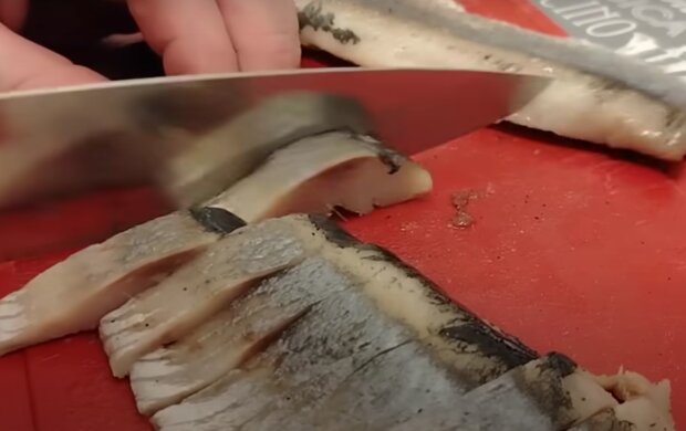 Оселедець сухого посолу, кадр з відео