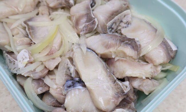 Запах как у деликатеса: как вкусно замариновать толстолобика при помощи простого рецепта
