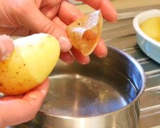 Навіть ніж не знадобиться: як за кілька секунд повністю очистити відварену картоплю