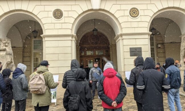 Представники Нацкорпусу поставили Львівській міськраді вимогу заборонити розваги у скорботні дні