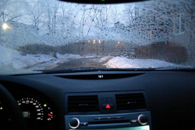 Проблема, с которой сталкивался каждый: почему в автомобиле лобовое стекло начинает замерзать изнутри