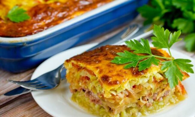 Побалуйте сім'ю на вихідних: рецепт картопляного торта з м'ясним фаршем та цибулею