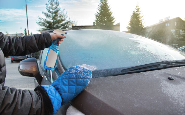 Зимой это пригодится каждому: как быстро очистить стекло автомобиля от льда и замерзшего снега