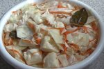Дуже соковита та хрумка: рецепт швидкої маринованої капусти шматочками в банці