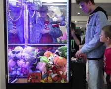 Бережіть дітей: у Тернополі автомат з іграшками вдарив струмом маленьку дівчинку