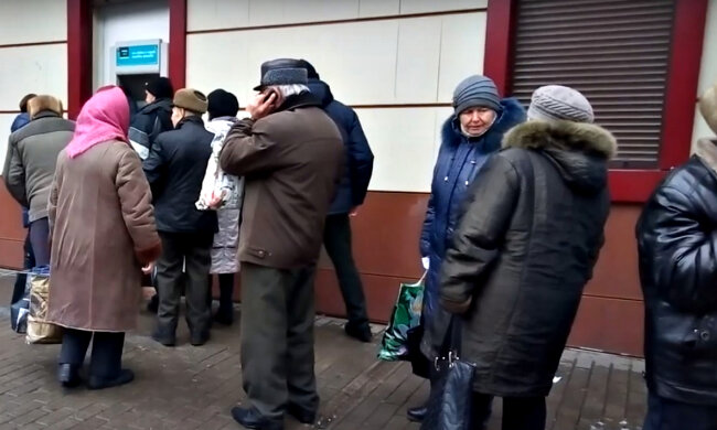 Очередь к банкомату "Ощадбанка". Фото: скриншот YouTube-видео.