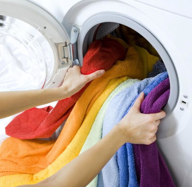 Секрети дуже досвідчених господарок: як випрати одяг, щоб він не полиняв