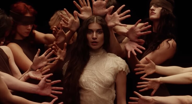 Jerry Heil, кадр з кліпу на пісню "CATHARTICUS"