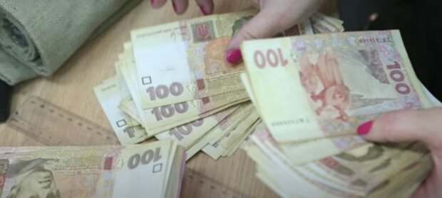 Гроші. Фото: скріншот YouTubе