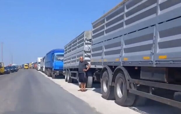 Россияне давят украденный украинский урожай колесами прямо на асфальте, но людям не отдают. Видео