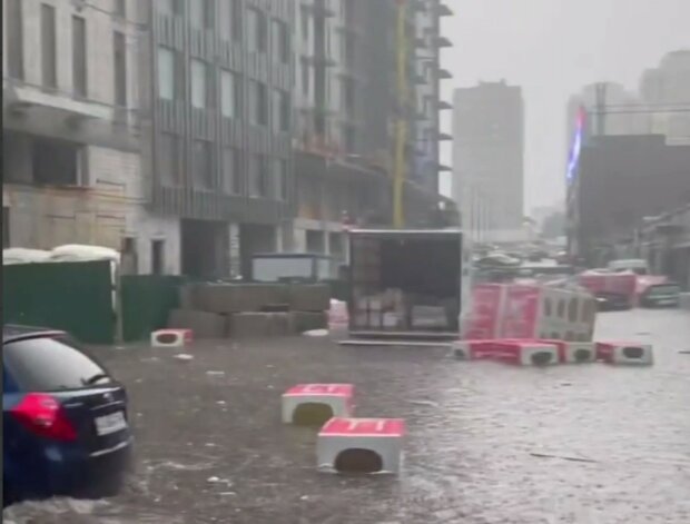 Киев затопило: закрывается метро, машины плавают. Столица парализована. Видео