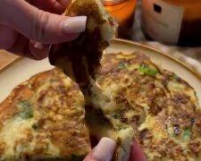 Лепешки с зеленым луком, кадр из видео