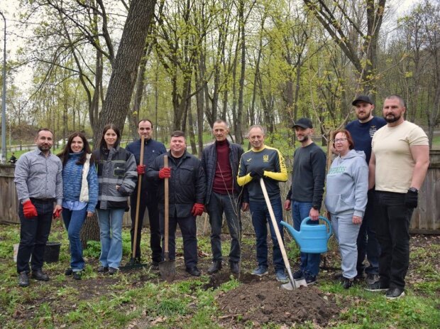 Шевченко объединяет Украину: на Приорке высадили дубовую аллею и провели большую толоку