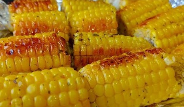 Кукуруза, запечённая с чесноком и сливочным маслом, фото: youtube.com