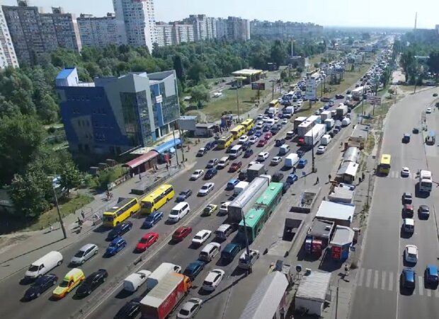 Пробки в Києві. Скріншот з відео на Youtube