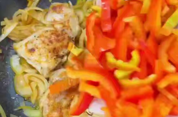 Куриные бедра с овощами, кадр из видео