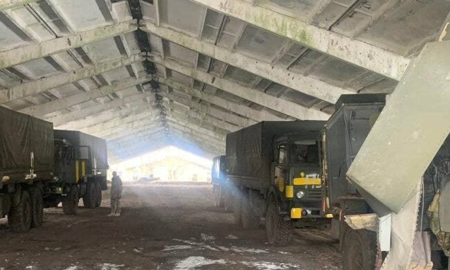 Відчувають кінець: росіяни залишили ЗСУ неушкоджену колону техніки з боєприпасами. Фото