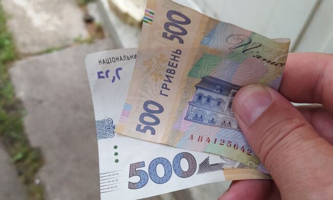 Загадкові 500-гривневі купюри із трьома дірочками. Українців попередили. Фото