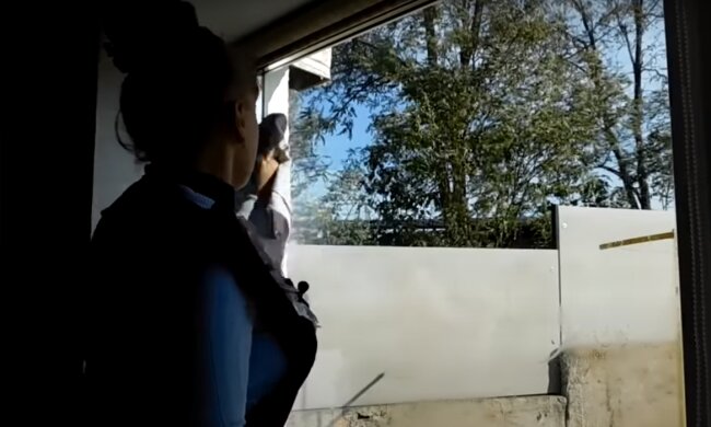 Мытье окна: скрин с видео