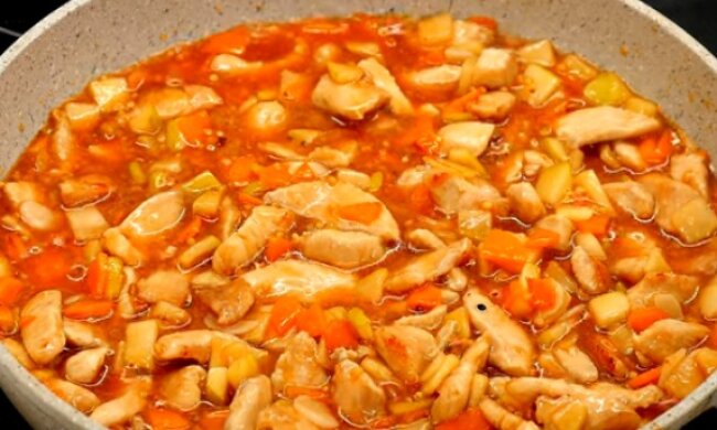 Даже аджика не нужна: рецепт нежного куриного филе с морковью и яблоком в кисло-сладком соусе