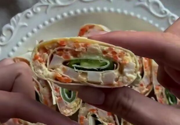 Рулет с курицей и корейской морковкой, кадр из видео