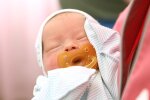 Такое бывает раз в 100 лет: женщина родила девочку, у которой сразу четыре почки