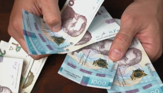 Неплохая помощь к зарплате: кому из украинцев выплатят 10 тысяч гривен и как их получить