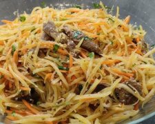 Попробуйте - и вы не пожалеете: рецепт необычного салата из сырой картошки по-китайски