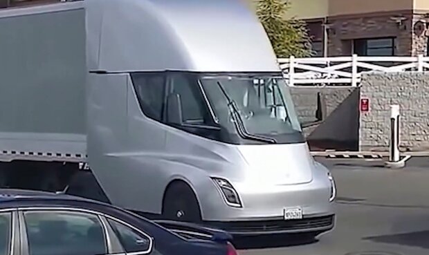 Похож на пришельца: как выглядит внутри грузовик Tesla. Видео