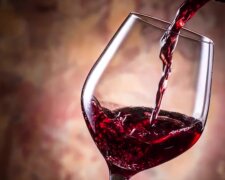 Доставайте бокалы: врачи назвали вино, которое лечит женское здоровье