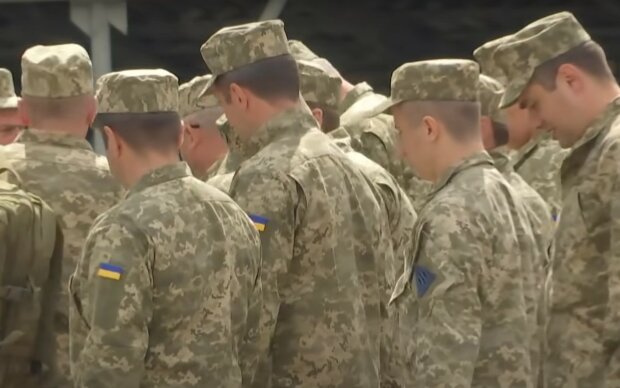 Військовослужбовці.  Фото: скріншот YouTube-відео
