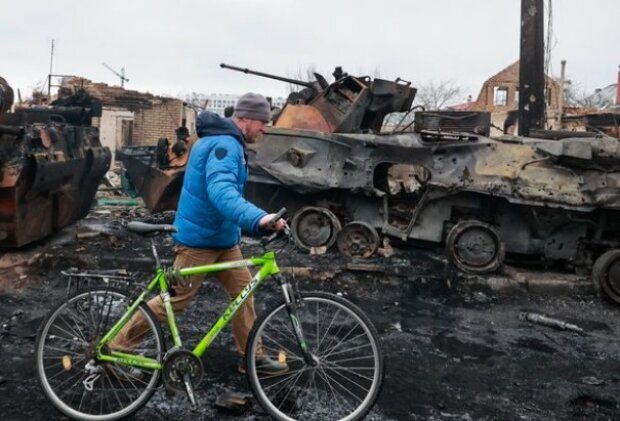 Слезы наворачиваются: как жители Ирпеня покидают разрушенный город. Фото