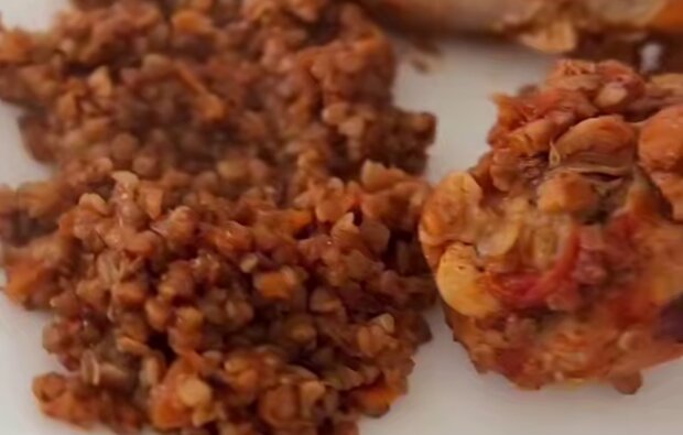 Гречка з курячими ніжками, кадр з відео