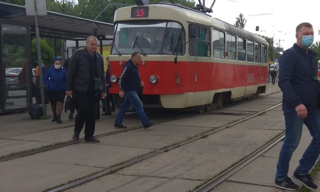 Зовсім нове життя: де в Україні почали вводити спецперепустки для проїзду у громадському транспорті