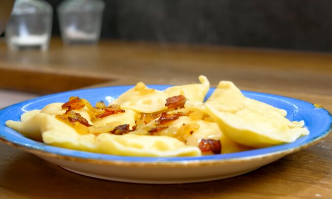 Рецепт незвичайних та ситних пельменів з картоплею та салом. Фото: YouTube