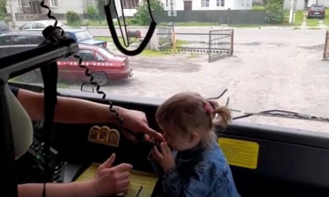 4-летняя украинка спела "Ой у лузі червона калина" в громкоговоритель пожарной машины. Видео