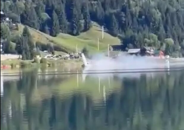 Разбился об воду: в Румынии над озером потерпел крушение самолет. Видео падения