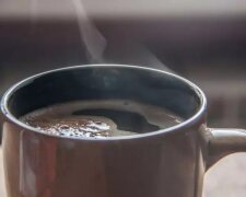 Допоможе звичайний кефір: як без проблем прибрати з чашок чайний чи кавовий наліт