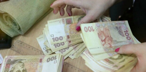 По 100 тысяч в одни руки: простых украинцев осчастливили новыми выплатами. Кто получит