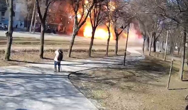 Прямо по жилым домам: видео падения российской ракеты на Киев