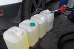 Ось це людина додумалася: українець навчився робити свій бензин із пластику. Він навіть заправляє мотоцикл
