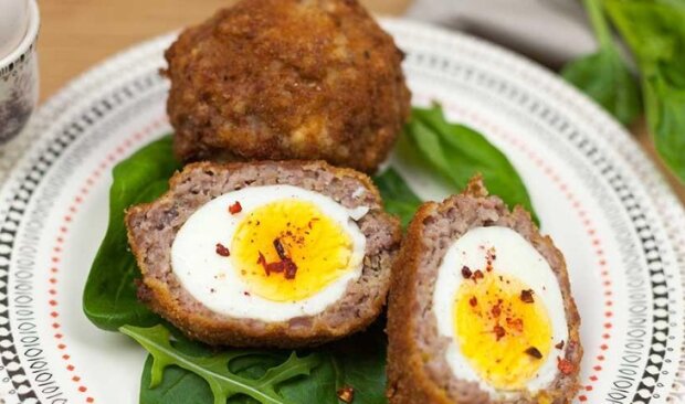 Вы будете в восторге от такой закуски: рецепт яиц по-шотландски, которые готовятся в мясном фарше