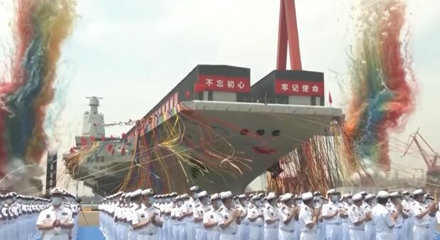 Ну і махина: Китай спустив на воду свій новітній авіаносець. Відео