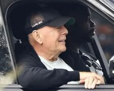 Брюс Уиллис на прогулке, фото из соцсетей