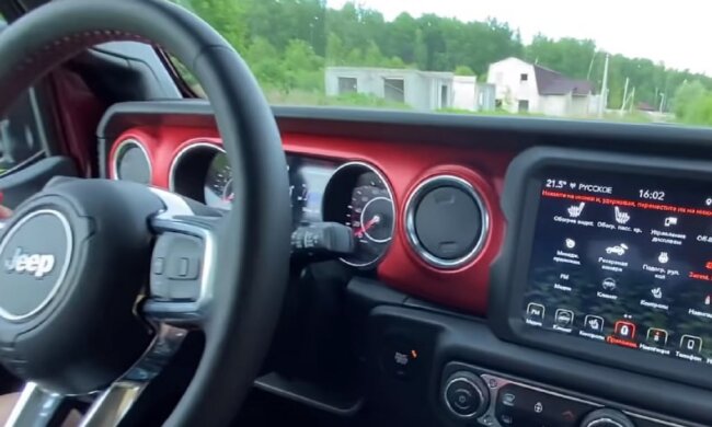 Салон авто: скрин с видео